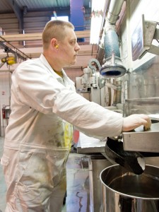 employee of Treffert at a machine for producing a pigment powder mixture