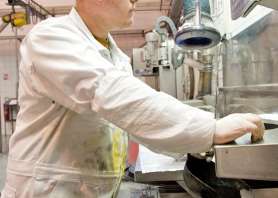 employee of Treffert at a machine for producing a pigment powder mixture