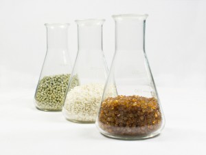 compounds: Polymère brut granules de couleur dans différentes nuances