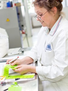 Un employé de Treffert vérifiée dans le laboratoire la couleur d'un produit en matière plastique