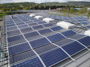 Firmeneigene Photovoltaikanlage auf dem Dach der neuen Lagerhalle von Treffert in Bingen
