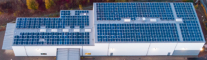 Dachansicht der 1.100 m² großen Photovoltaikanlage auf dem Werksdach, bestehend aus über 770 Solarmodulen.